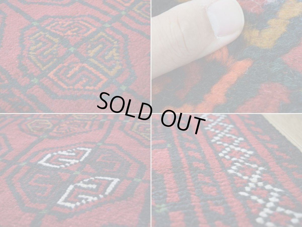 画像16: 中古品 ペルシャ 部族絨毯 グーチャン 縦1.7m 横1.1m 2㎡ 2人掛けソファ センターテーブル サイズ 165 x 107 cm No.Z206 ウール 手織り トライバル ラグ 敷物 マット カーペット 幾何学模様 ヴィンテージ ビンテージ  赤 b-z206-165107h06-87 (16)