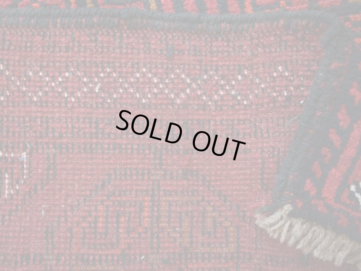 画像15: 中古品 ペルシャ 部族絨毯 グーチャン 縦1.7m 横1.1m 2㎡ 2人掛けソファ センターテーブル サイズ 165 x 107 cm No.Z206 ウール 手織り トライバル ラグ 敷物 マット カーペット 幾何学模様 ヴィンテージ ビンテージ  赤 b-z206-165107h06-87 (15)