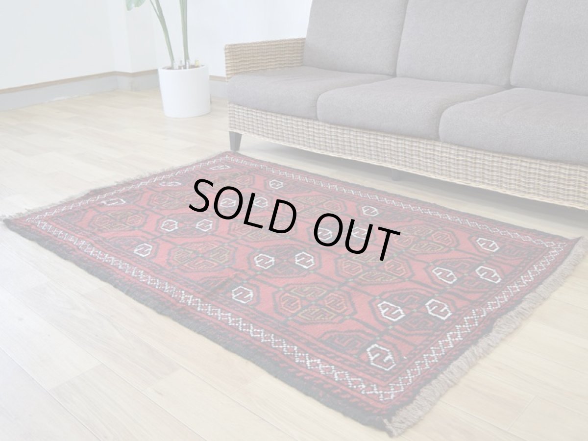 画像2: 中古品 ペルシャ 部族絨毯 グーチャン 縦1.7m 横1.1m 2㎡ 2人掛けソファ センターテーブル サイズ 165 x 107 cm No.Z206 ウール 手織り トライバル ラグ 敷物 マット カーペット 幾何学模様 ヴィンテージ ビンテージ  赤 b-z206-165107h06-87 (2)