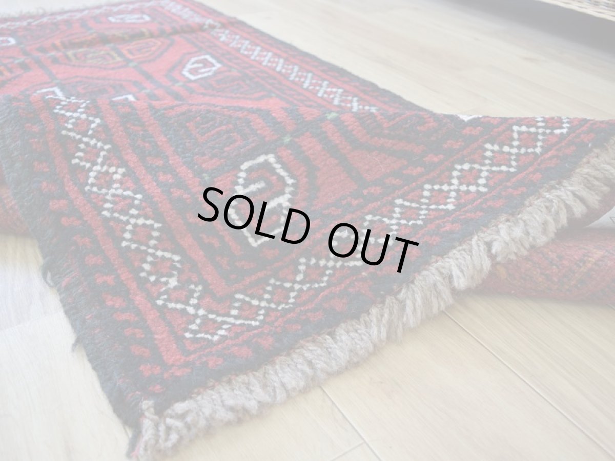 画像14: 中古品 ペルシャ 部族絨毯 グーチャン 縦1.7m 横1.1m 2㎡ 2人掛けソファ センターテーブル サイズ 165 x 107 cm No.Z206 ウール 手織り トライバル ラグ 敷物 マット カーペット 幾何学模様 ヴィンテージ ビンテージ  赤 b-z206-165107h06-87 (14)