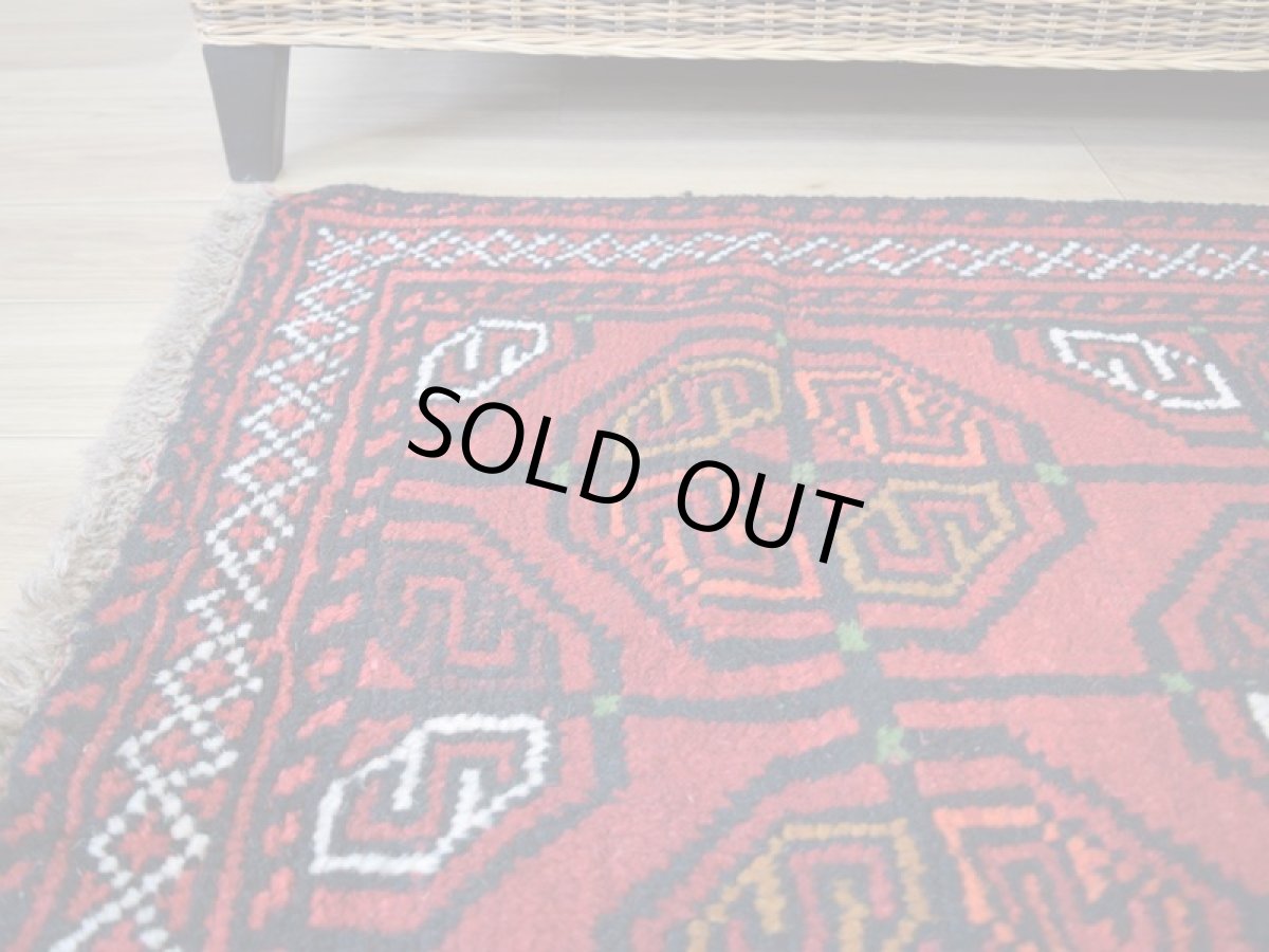 画像19: 中古品 ペルシャ 部族絨毯 グーチャン 縦1.7m 横1.1m 2㎡ 2人掛けソファ センターテーブル サイズ 165 x 107 cm No.Z206 ウール 手織り トライバル ラグ 敷物 マット カーペット 幾何学模様 ヴィンテージ ビンテージ  赤 b-z206-165107h06-87 (19)