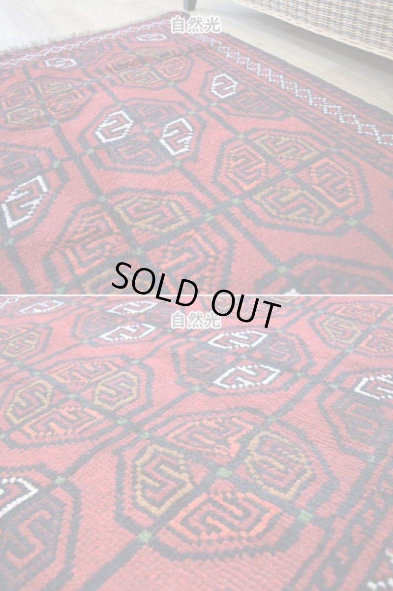 画像6: 中古品 ペルシャ 部族絨毯 グーチャン 縦1.7m 横1.1m 2㎡ 2人掛けソファ センターテーブル サイズ 165 x 107 cm No.Z206 ウール 手織り トライバル ラグ 敷物 マット カーペット 幾何学模様 ヴィンテージ ビンテージ  赤 b-z206-165107h06-87 (6)