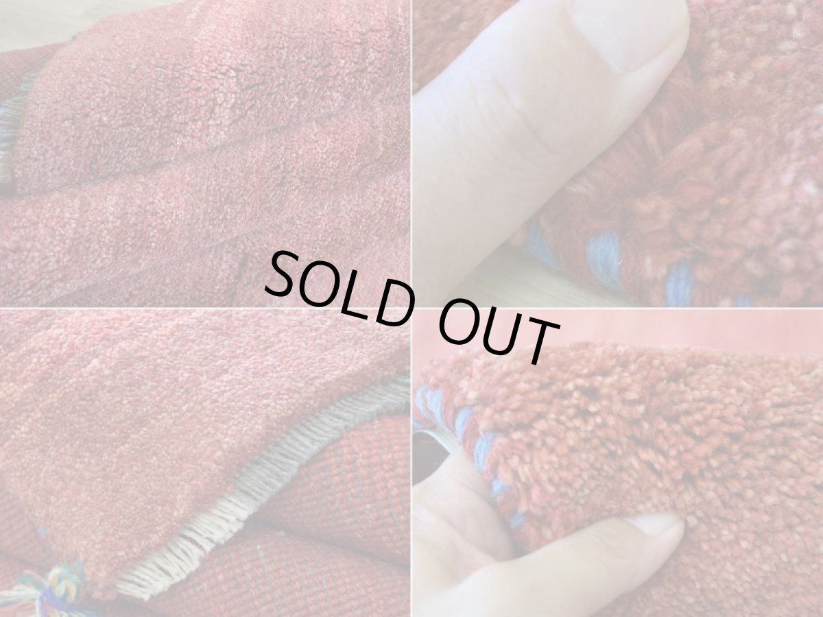 画像18: 新品 ペルシャ ギャッベ 縦2.4m 横1.6m 4㎡ 〜3帖 リビング ダイニング 2-3人掛けソファ サイズ 235 × 161 cm No.2399 天然 草木染 肉厚 ウール ギャベ 手織り ハンドメイド ラグ 絨毯 カーペット リビングダイニングルームやベッドサイドに 赤 動物 柄 シンプルデザイン n-2399-235161s054-095 (18)