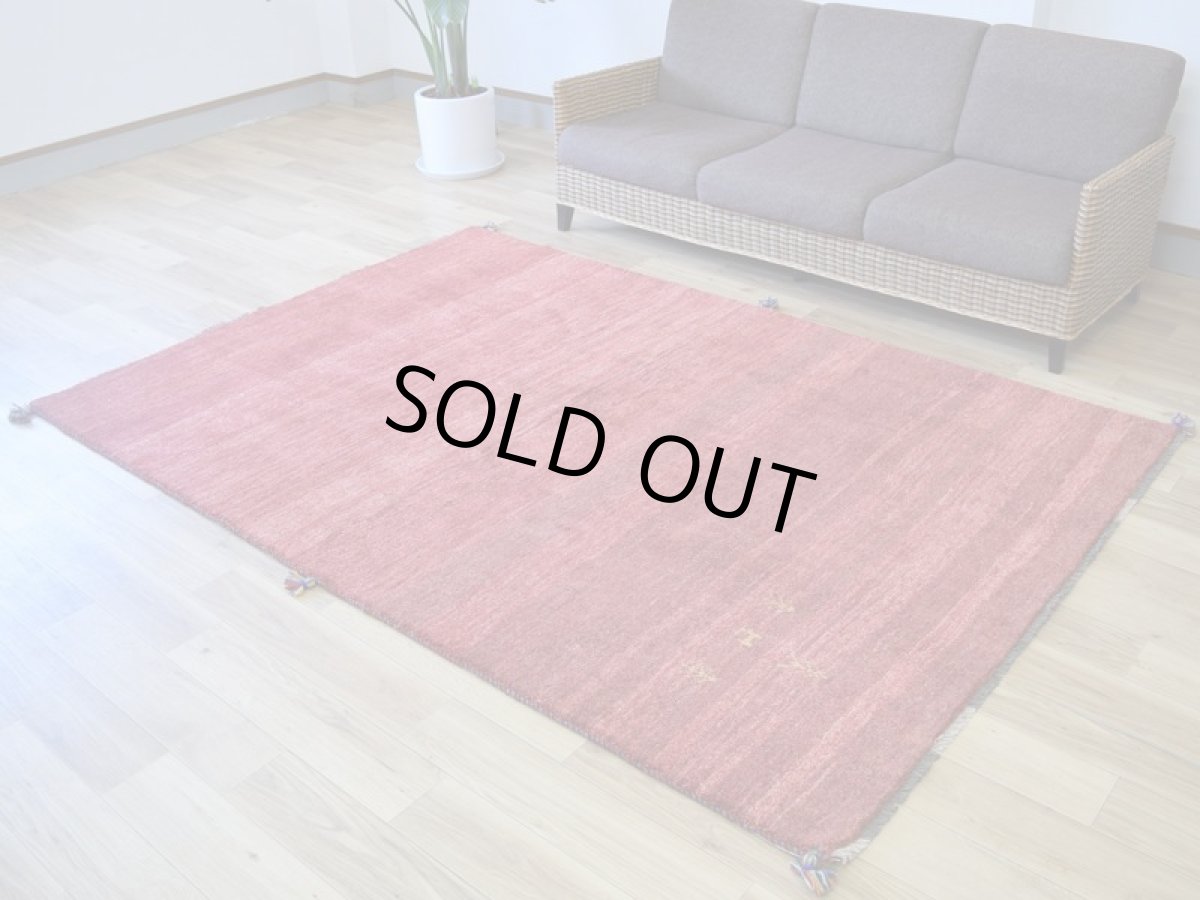 画像2: 新品 ペルシャ ギャッベ 縦2.4m 横1.6m 4㎡ 〜3帖 リビング ダイニング 2-3人掛けソファ サイズ 235 × 161 cm No.2399 天然 草木染 肉厚 ウール ギャベ 手織り ハンドメイド ラグ 絨毯 カーペット リビングダイニングルームやベッドサイドに 赤 動物 柄 シンプルデザイン n-2399-235161s054-095 (2)