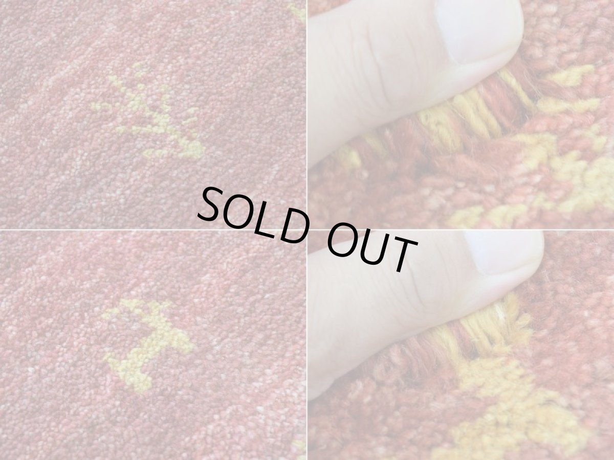 画像17: 新品 ペルシャ ギャッベ 縦2.4m 横1.6m 4㎡ 〜3帖 リビング ダイニング 2-3人掛けソファ サイズ 235 × 161 cm No.2399 天然 草木染 肉厚 ウール ギャベ 手織り ハンドメイド ラグ 絨毯 カーペット リビングダイニングルームやベッドサイドに 赤 動物 柄 シンプルデザイン n-2399-235161s054-095 (17)