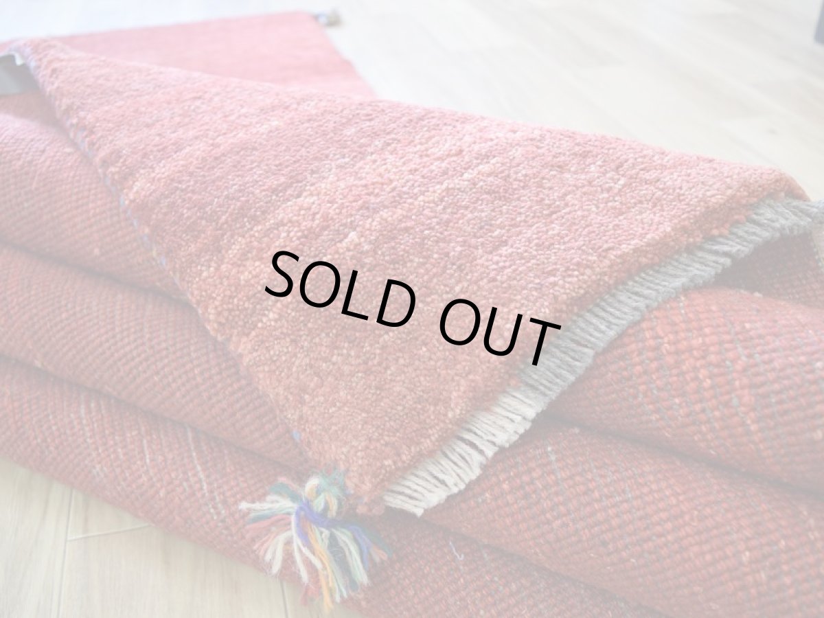 画像14: 新品 ペルシャ ギャッベ 縦2.4m 横1.6m 4㎡ 〜3帖 リビング ダイニング 2-3人掛けソファ サイズ 235 × 161 cm No.2399 天然 草木染 肉厚 ウール ギャベ 手織り ハンドメイド ラグ 絨毯 カーペット リビングダイニングルームやベッドサイドに 赤 動物 柄 シンプルデザイン n-2399-235161s054-095 (14)
