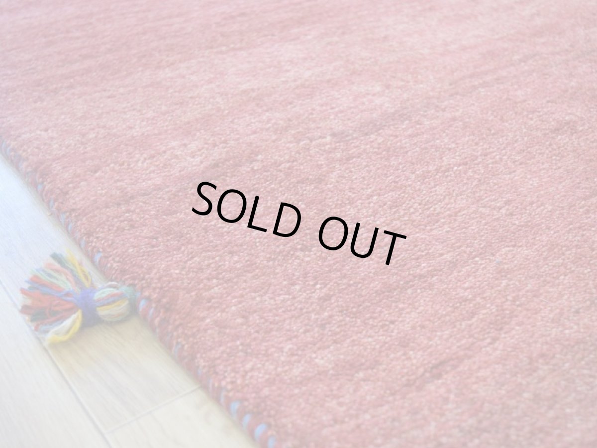 画像12: 新品 ペルシャ ギャッベ 縦2.4m 横1.6m 4㎡ 〜3帖 リビング ダイニング 2-3人掛けソファ サイズ 235 × 161 cm No.2399 天然 草木染 肉厚 ウール ギャベ 手織り ハンドメイド ラグ 絨毯 カーペット リビングダイニングルームやベッドサイドに 赤 動物 柄 シンプルデザイン n-2399-235161s054-095 (12)