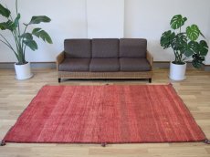 画像1: 新品 ペルシャ ギャッベ 縦2.4m 横1.6m 4㎡ 〜3帖 リビング ダイニング 2-3人掛けソファ サイズ 235 × 161 cm No.2399 天然 草木染 肉厚 ウール ギャベ 手織り ハンドメイド ラグ 絨毯 カーペット リビングダイニングルームやベッドサイドに 赤 動物 柄 シンプルデザイン n-2399-235161s054-095 (1)