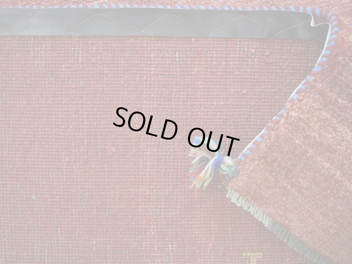 画像15: 新品 ペルシャ ギャッベ 縦2.4m 横1.6m 4㎡ 〜3帖 リビング ダイニング 2-3人掛けソファ サイズ 235 × 161 cm No.2399 天然 草木染 肉厚 ウール ギャベ 手織り ハンドメイド ラグ 絨毯 カーペット リビングダイニングルームやベッドサイドに 赤 動物 柄 シンプルデザイン n-2399-235161s054-095 (15)