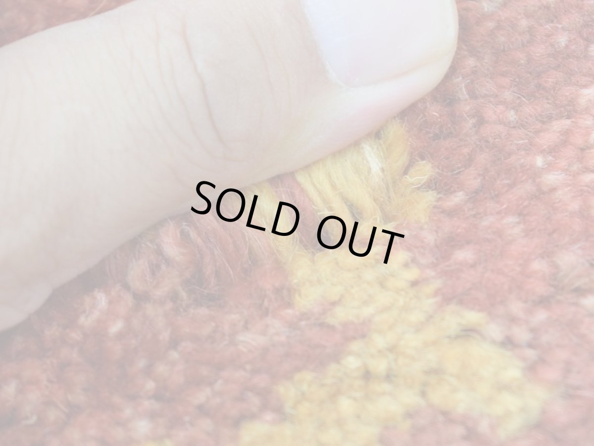 画像11: 新品 ペルシャ ギャッベ 縦2.4m 横1.6m 4㎡ 〜3帖 リビング ダイニング 2-3人掛けソファ サイズ 235 × 161 cm No.2399 天然 草木染 肉厚 ウール ギャベ 手織り ハンドメイド ラグ 絨毯 カーペット リビングダイニングルームやベッドサイドに 赤 動物 柄 シンプルデザイン n-2399-235161s054-095 (11)