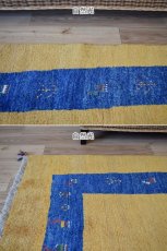 画像6: 新品 ペルシャ ギャッベ 縦2.4m 横1.7m 4㎡ 〜3帖 リビング ダイニング 2-3人掛けソファ サイズ 235 × 164 cm No.2396 天然 草木染 肉厚 ウール ギャベ 手織り ハンドメイド ラグ 絨毯 カーペット リビングダイニングルームやベッドサイドに イエロー インディゴブルー 黄 青 動物 柄 シンプルデザイン n-2396-235164s064-006 (6)