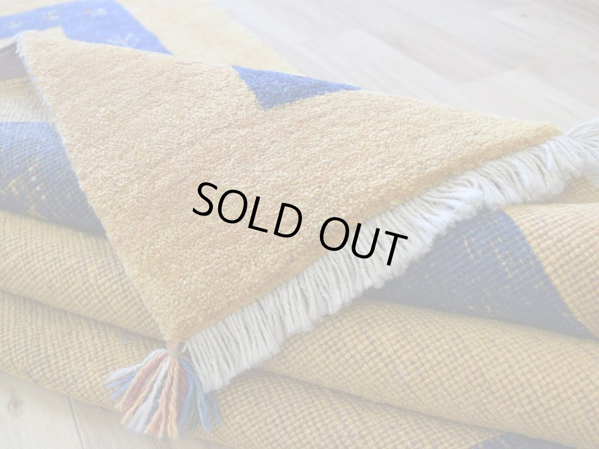 画像13: 新品 ペルシャ ギャッベ 縦2.4m 横1.7m 4㎡ 〜3帖 リビング ダイニング 2-3人掛けソファ サイズ 235 × 164 cm No.2396 天然 草木染 肉厚 ウール ギャベ 手織り ハンドメイド ラグ 絨毯 カーペット リビングダイニングルームやベッドサイドに イエロー インディゴブルー 黄 青 動物 柄 シンプルデザイン n-2396-235164s064-006 (13)