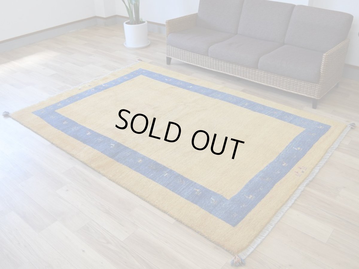 画像2: 新品 ペルシャ ギャッベ 縦2.4m 横1.7m 4㎡ 〜3帖 リビング ダイニング 2-3人掛けソファ サイズ 235 × 164 cm No.2396 天然 草木染 肉厚 ウール ギャベ 手織り ハンドメイド ラグ 絨毯 カーペット リビングダイニングルームやベッドサイドに イエロー インディゴブルー 黄 青 動物 柄 シンプルデザイン n-2396-235164s064-006 (2)