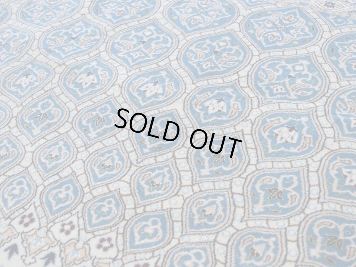 画像10: 新品 ペルシャ 絨毯 ナイン 産 6la シシラー ハビビアン工房 縦2.4m 横1.6m 4㎡ 〜3帖程度 リビング ダイニング 2-3人掛けソファ サイズ 235 x 156 cm No.P281 天然 コルクウール シルク 手織り ラグ 敷物 カーペット ゴンバッド ゴンバット メダリオン ターコイズ 青 水色 ナインブルー n-p281-235156h0891-a0042 (10)