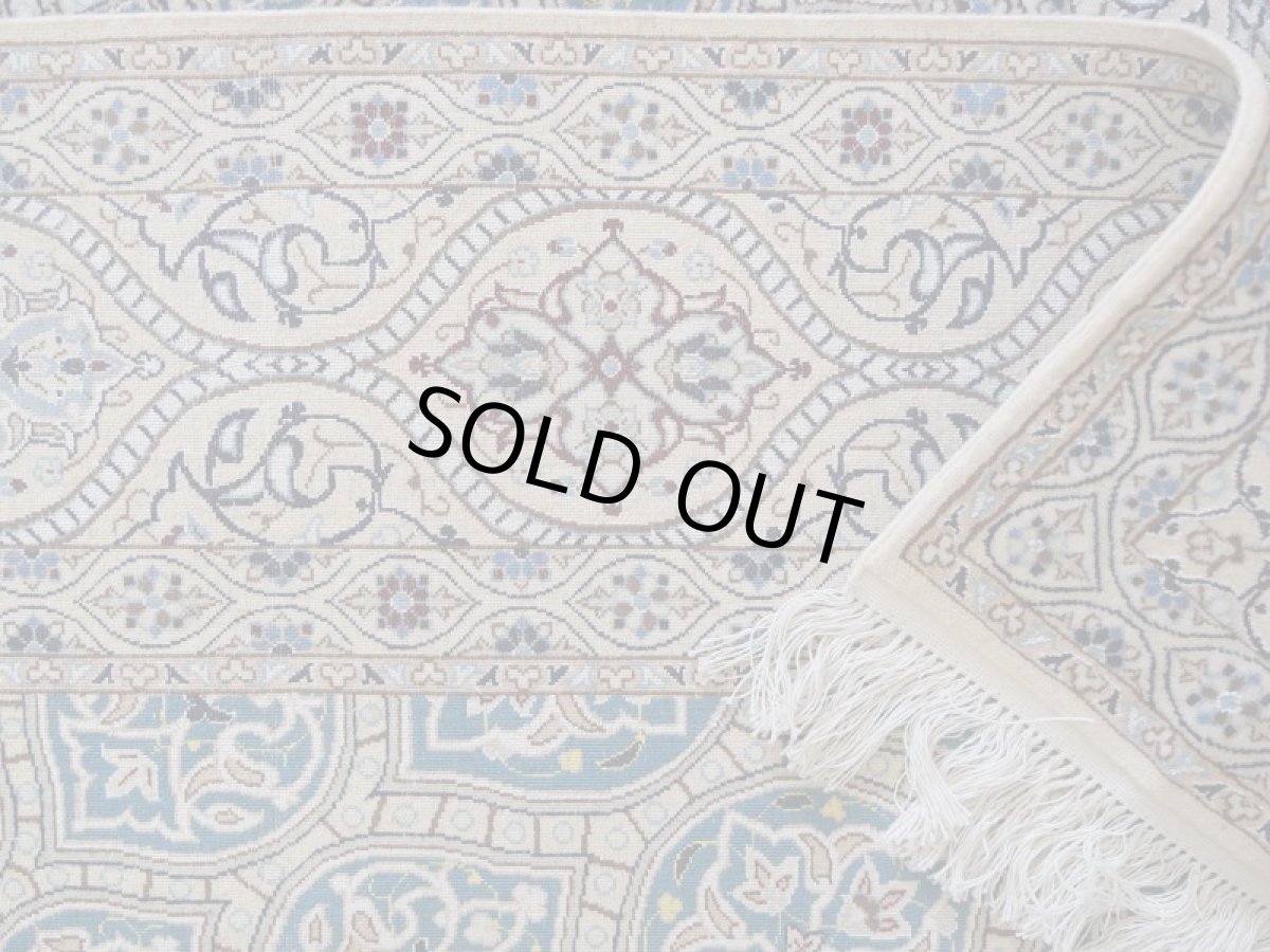 画像14: 新品 ペルシャ 絨毯 ナイン 産 6la シシラー ハビビアン工房 縦2.4m 横1.6m 4㎡ 〜3帖程度 リビング ダイニング 2-3人掛けソファ サイズ 235 x 156 cm No.P281 天然 コルクウール シルク 手織り ラグ 敷物 カーペット ゴンバッド ゴンバット メダリオン ターコイズ 青 水色 ナインブルー n-p281-235156h0891-a0042 (14)