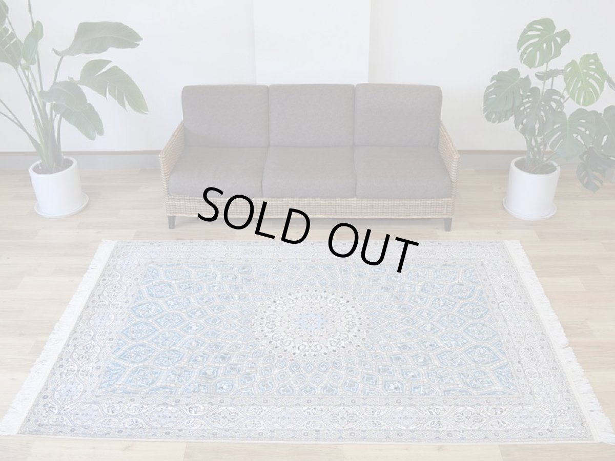 画像2: 新品 ペルシャ 絨毯 ナイン 産 6la シシラー ハビビアン工房 縦2.4m 横1.6m 4㎡ 〜3帖程度 リビング ダイニング 2-3人掛けソファ サイズ 235 x 156 cm No.P281 天然 コルクウール シルク 手織り ラグ 敷物 カーペット ゴンバッド ゴンバット メダリオン ターコイズ 青 水色 ナインブルー n-p281-235156h0891-a0042 (2)