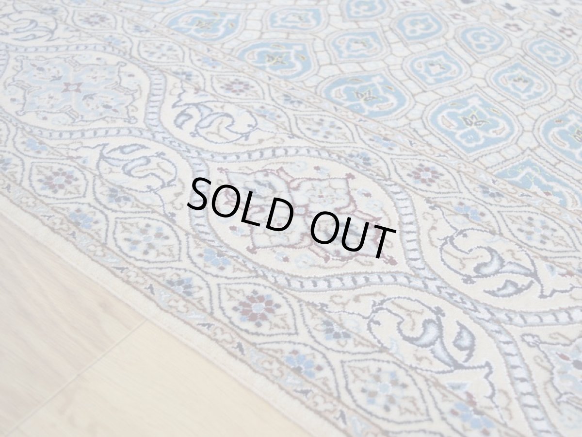 画像11: 新品 ペルシャ 絨毯 ナイン 産 6la シシラー ハビビアン工房 縦2.4m 横1.6m 4㎡ 〜3帖程度 リビング ダイニング 2-3人掛けソファ サイズ 235 x 156 cm No.P281 天然 コルクウール シルク 手織り ラグ 敷物 カーペット ゴンバッド ゴンバット メダリオン ターコイズ 青 水色 ナインブルー n-p281-235156h0891-a0042 (11)