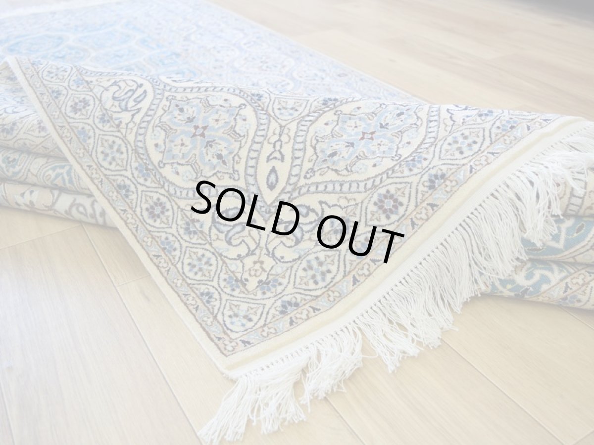 画像13: 新品 ペルシャ 絨毯 ナイン 産 6la シシラー ハビビアン工房 縦2.4m 横1.6m 4㎡ 〜3帖程度 リビング ダイニング 2-3人掛けソファ サイズ 235 x 156 cm No.P281 天然 コルクウール シルク 手織り ラグ 敷物 カーペット ゴンバッド ゴンバット メダリオン ターコイズ 青 水色 ナインブルー n-p281-235156h0891-a0042 (13)