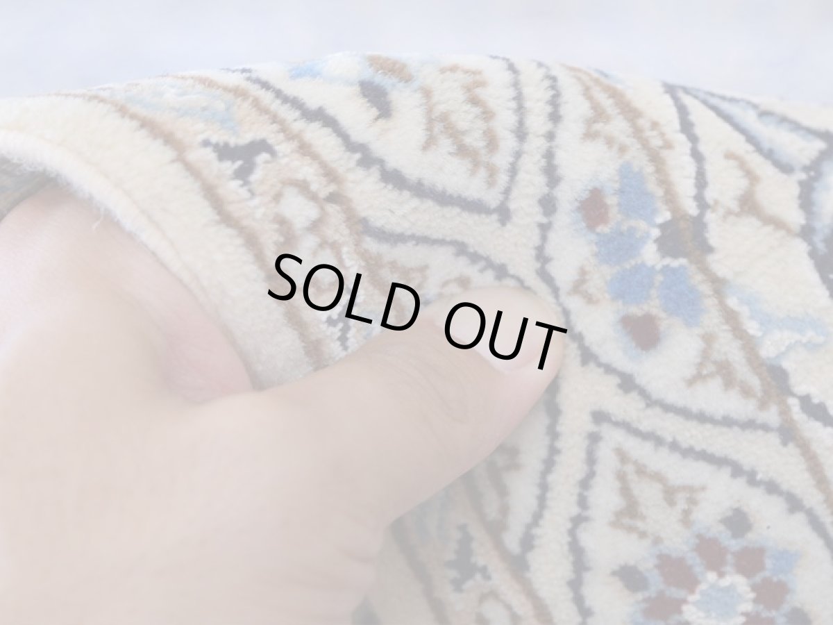 画像12: 新品 ペルシャ 絨毯 ナイン 産 6la シシラー ハビビアン工房 縦2.4m 横1.6m 4㎡ 〜3帖程度 リビング ダイニング 2-3人掛けソファ サイズ 235 x 156 cm No.P281 天然 コルクウール シルク 手織り ラグ 敷物 カーペット ゴンバッド ゴンバット メダリオン ターコイズ 青 水色 ナインブルー n-p281-235156h0891-a0042 (12)