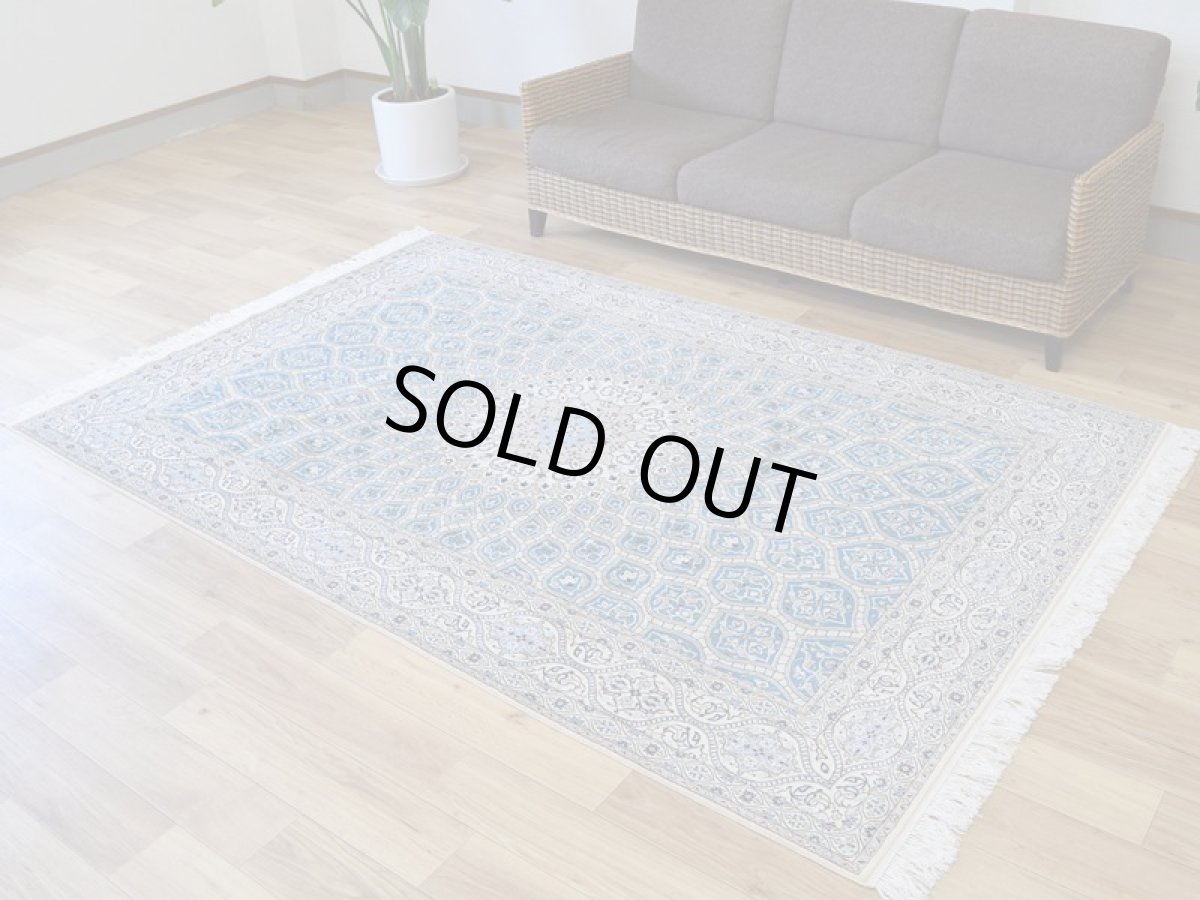画像3: 新品 ペルシャ 絨毯 ナイン 産 6la シシラー ハビビアン工房 縦2.4m 横1.6m 4㎡ 〜3帖程度 リビング ダイニング 2-3人掛けソファ サイズ 235 x 156 cm No.P281 天然 コルクウール シルク 手織り ラグ 敷物 カーペット ゴンバッド ゴンバット メダリオン ターコイズ 青 水色 ナインブルー n-p281-235156h0891-a0042 (3)