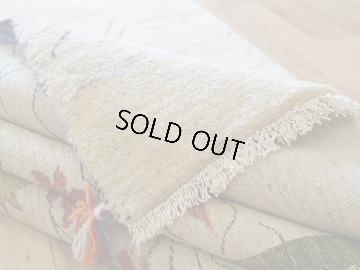 画像13: 新品 ペルシャ ギャッベ 縦2m 横1.5m 3㎡ 〜2-3帖程度 リビング ダイニング 2-3人掛けソファ サイズ 200 × 155 cm No.2438 肉厚 リーズバフト ウール 手織りギャベ  ハンドメイド ラグ 絨毯 カーペット 生命の樹 生成り クリーム 緑 リビングダイニングルームやベッドサイドに N-2438-200155-S-077-1001 (13)