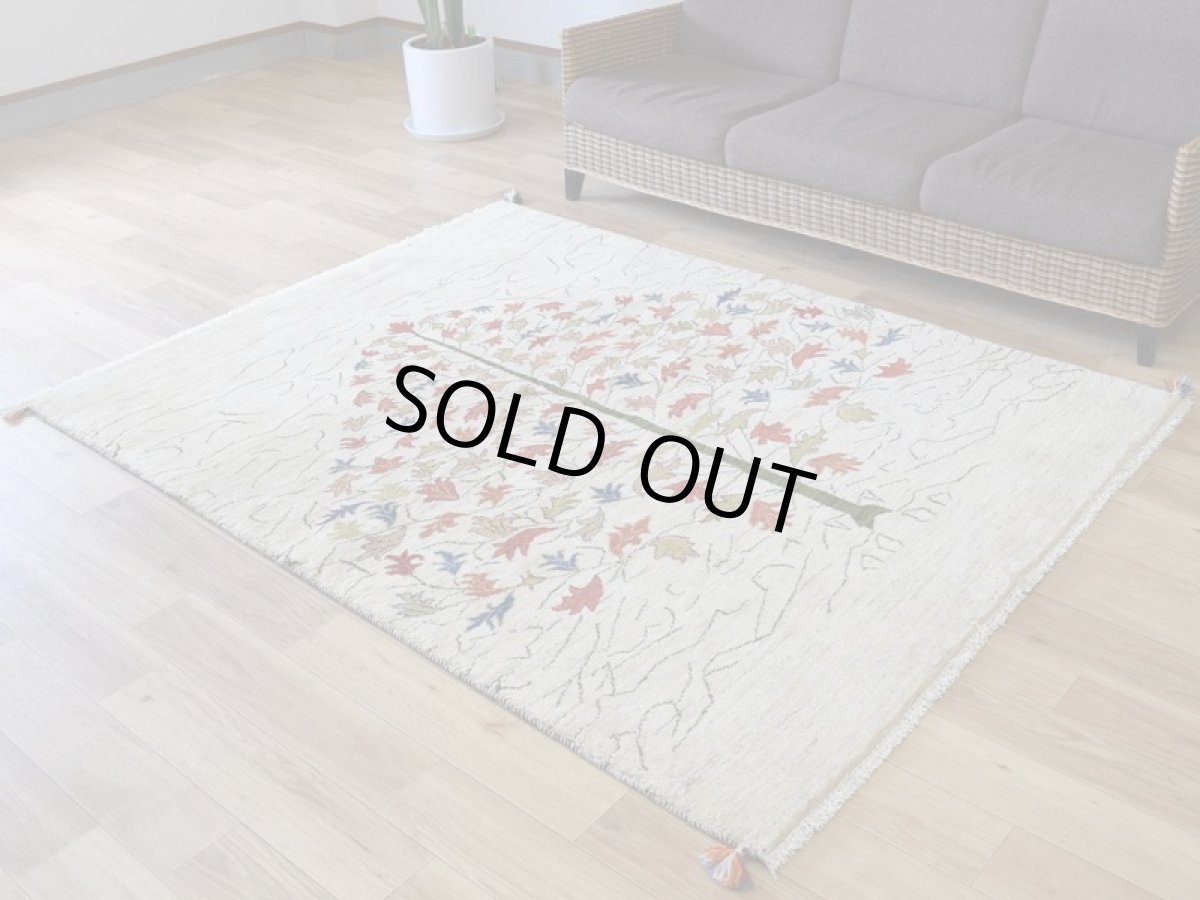 画像2: 新品 ペルシャ ギャッベ 縦2m 横1.5m 3㎡ 〜2-3帖程度 リビング ダイニング 2-3人掛けソファ サイズ 200 × 155 cm No.2438 肉厚 リーズバフト ウール 手織りギャベ  ハンドメイド ラグ 絨毯 カーペット 生命の樹 生成り クリーム 緑 リビングダイニングルームやベッドサイドに N-2438-200155-S-077-1001 (2)