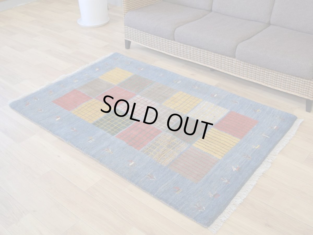 画像2: 新品 ペルシャ ギャッベ 縦1.8m 横1.1m 2㎡ 〜2帖 2人掛けソファ サイズ 172 × 110 cm No.1942 肉厚 天然 草木染 ウール ギャベ 手織り ハンドメイド ラグ 絨毯 カーペット ロリバフト リビングルームソファ足元やベッドサイドに パッチワーク系デザイン インディゴブルー  マルチカラー n-1942-172110s002-062 (2)