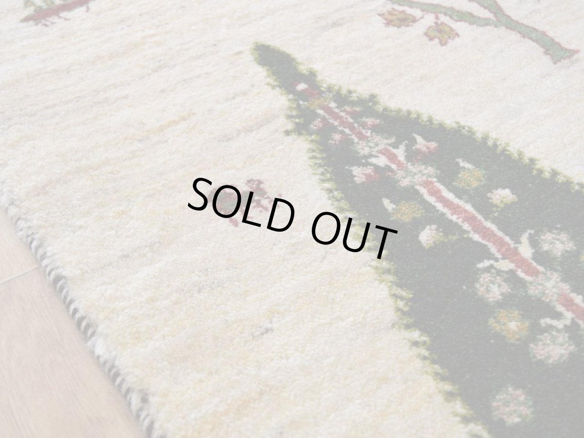 画像10: 新品 ペルシャ ギャッベ 縦2m 横1.5m 3㎡ 〜2-3帖程度 リビング ダイニング 2-3人掛けソファ サイズ 195 × 150 cm No.2436 肉厚 リーズバフト ウール 手織りギャベ  ハンドメイド ラグ 絨毯 カーペット 生命の樹 糸杉 生成り クリーム 緑 リビングダイニングルームやベッドサイドに N-2436-195150-S-037-059 (10)