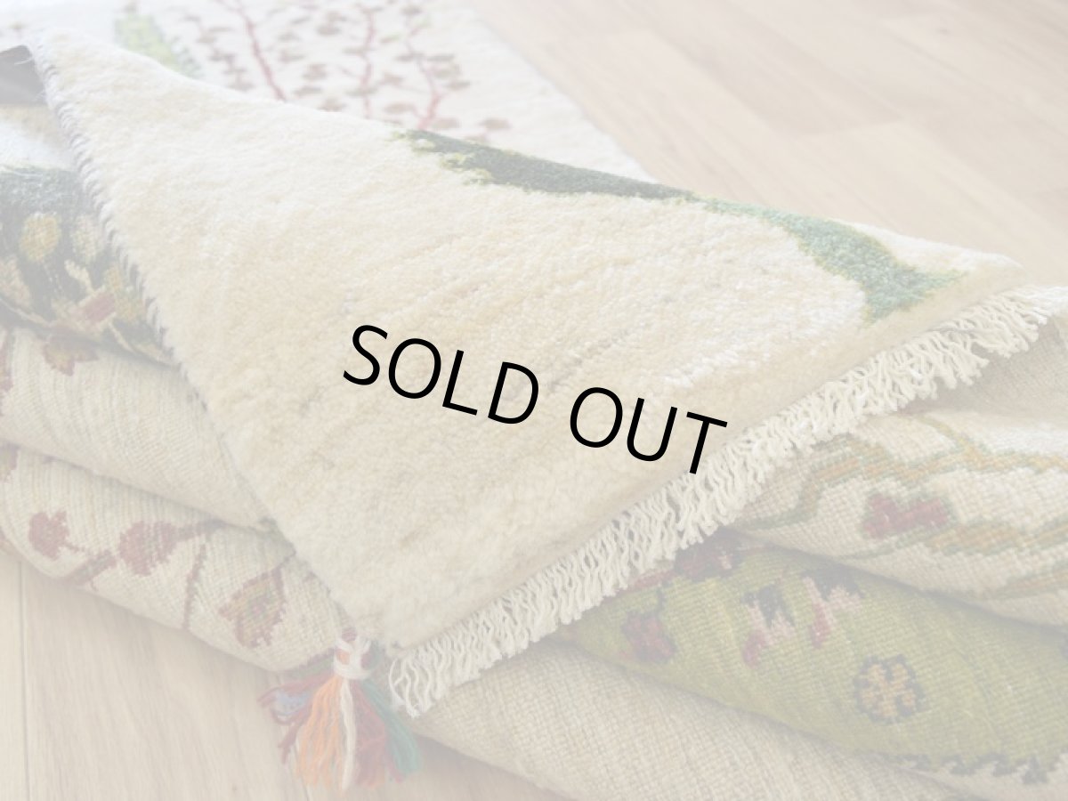 画像12: 新品 ペルシャ ギャッベ 縦2m 横1.5m 3㎡ 〜2-3帖程度 リビング ダイニング 2-3人掛けソファ サイズ 195 × 150 cm No.2436 肉厚 リーズバフト ウール 手織りギャベ  ハンドメイド ラグ 絨毯 カーペット 生命の樹 糸杉 生成り クリーム 緑 リビングダイニングルームやベッドサイドに N-2436-195150-S-037-059 (12)