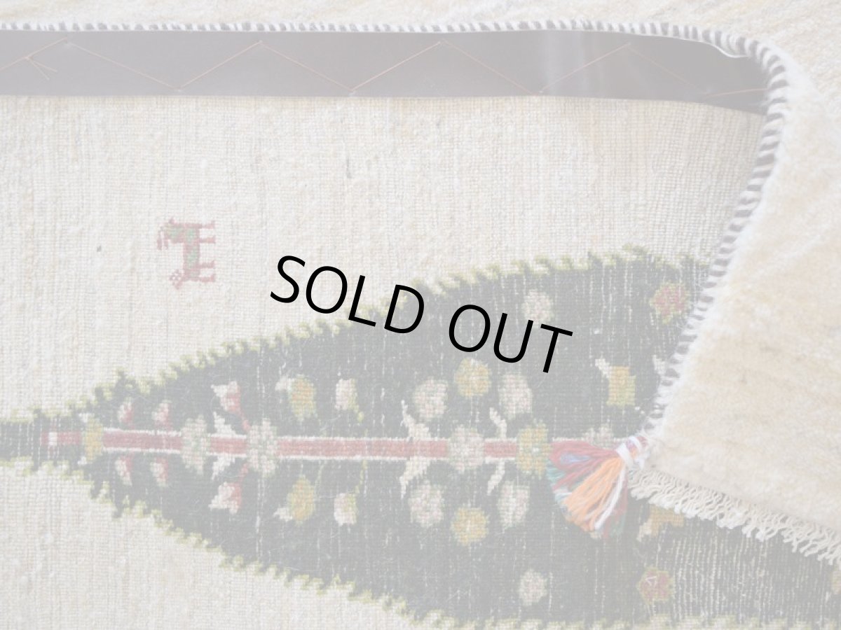 画像13: 新品 ペルシャ ギャッベ 縦2m 横1.5m 3㎡ 〜2-3帖程度 リビング ダイニング 2-3人掛けソファ サイズ 195 × 150 cm No.2436 肉厚 リーズバフト ウール 手織りギャベ  ハンドメイド ラグ 絨毯 カーペット 生命の樹 糸杉 生成り クリーム 緑 リビングダイニングルームやベッドサイドに N-2436-195150-S-037-059 (13)