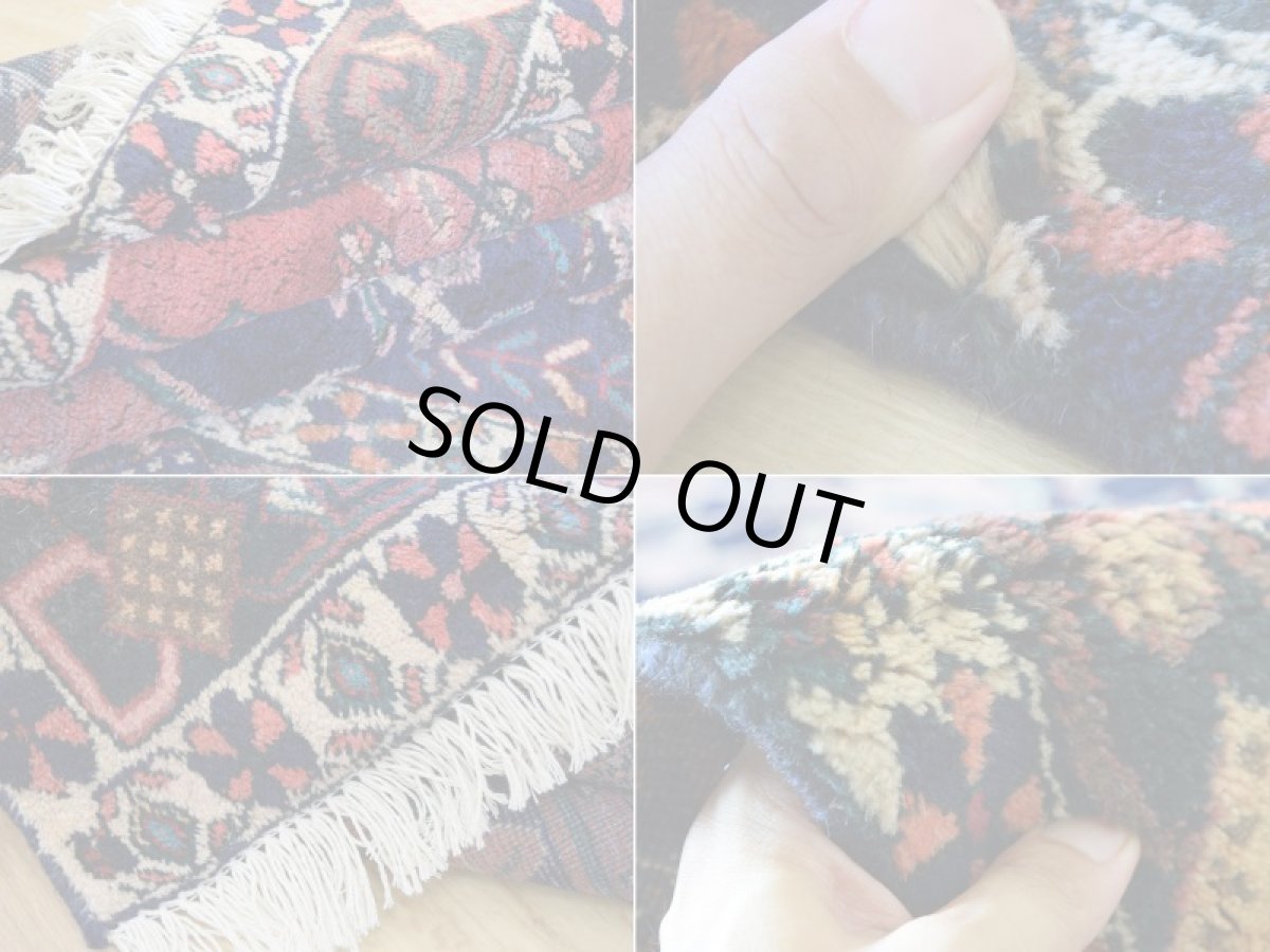 画像18: 良品 ペルシャ 絨毯  シールジャーン 縦2m 横1.5m 3㎡ 〜2帖 リビング ダイニング 2〜3人掛けソファ サイズ 220 x 150 cm No.P469 天然 肉厚 ウール 手織り ハンドメイド トライバル ラグ 部族絨毯 マット カーペット 幾何学模様 生命の樹 民族柄 ネイビー レッド グリーン オレンジ マルチカラーギャッベ(ギャベ)をお探しの方にもお勧めです b-p469-220150h083p (18)