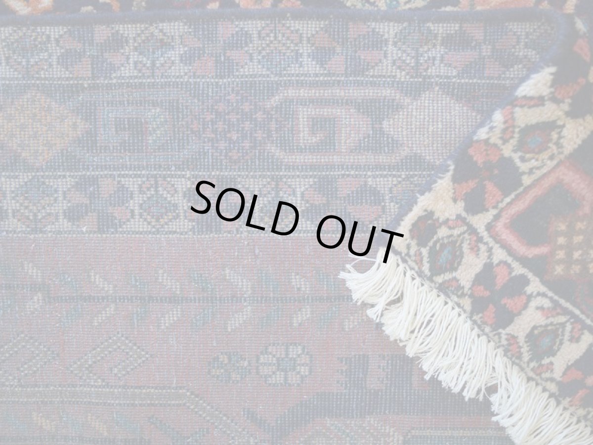 画像14: 良品 ペルシャ 絨毯  シールジャーン 縦2m 横1.5m 3㎡ 〜2帖 リビング ダイニング 2〜3人掛けソファ サイズ 220 x 150 cm No.P469 天然 肉厚 ウール 手織り ハンドメイド トライバル ラグ 部族絨毯 マット カーペット 幾何学模様 生命の樹 民族柄 ネイビー レッド グリーン オレンジ マルチカラーギャッベ(ギャベ)をお探しの方にもお勧めです b-p469-220150h083p (14)