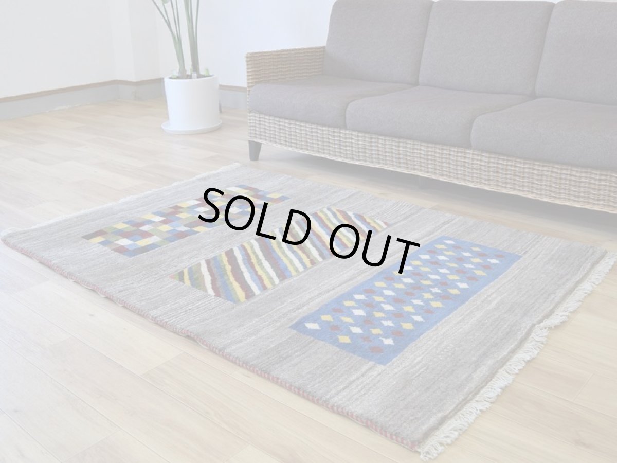 画像2: 新品 ペルシャ ギャッベ 縦1.7m 横1.2m 2㎡ 〜2帖 2人掛けソファ サイズ 166 × 114 cm No.1934 肉厚 天然 草木染 ウール ギャベ 手織り ハンドメイド ラグ 絨毯 カーペット ロリバフト リビングルームソファ足元やベッドサイドに パッチワーク系デザイン グレー インディゴブルー  マルチカラー n-1934-166114s251-002 (2)
