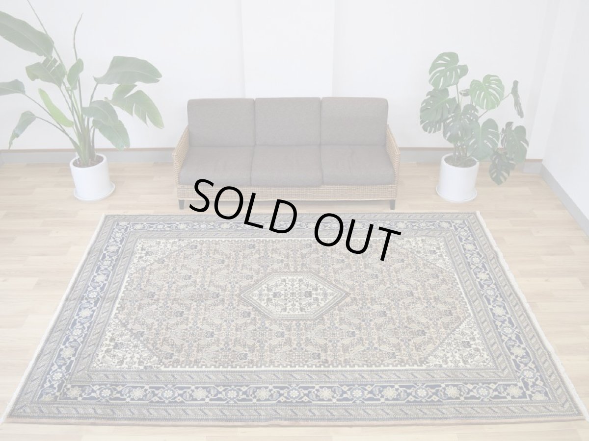 画像2: 良品 ペルシャ 絨毯 アルデビル 産 縦3m 横2m 6㎡ 〜6帖程度 リビング ダイニング 3人掛けソファ コーナーソファ 大判 サイズ 300 x 207 cm No.R383 天然 ウール 手織り トライバル ラグ 敷物 マット カーペット ヘラティ総柄 ライトブラウン ベージュ ブルー ネイビー ヴィンテージ ビンテージ b-r383-300207h083a005 (2)