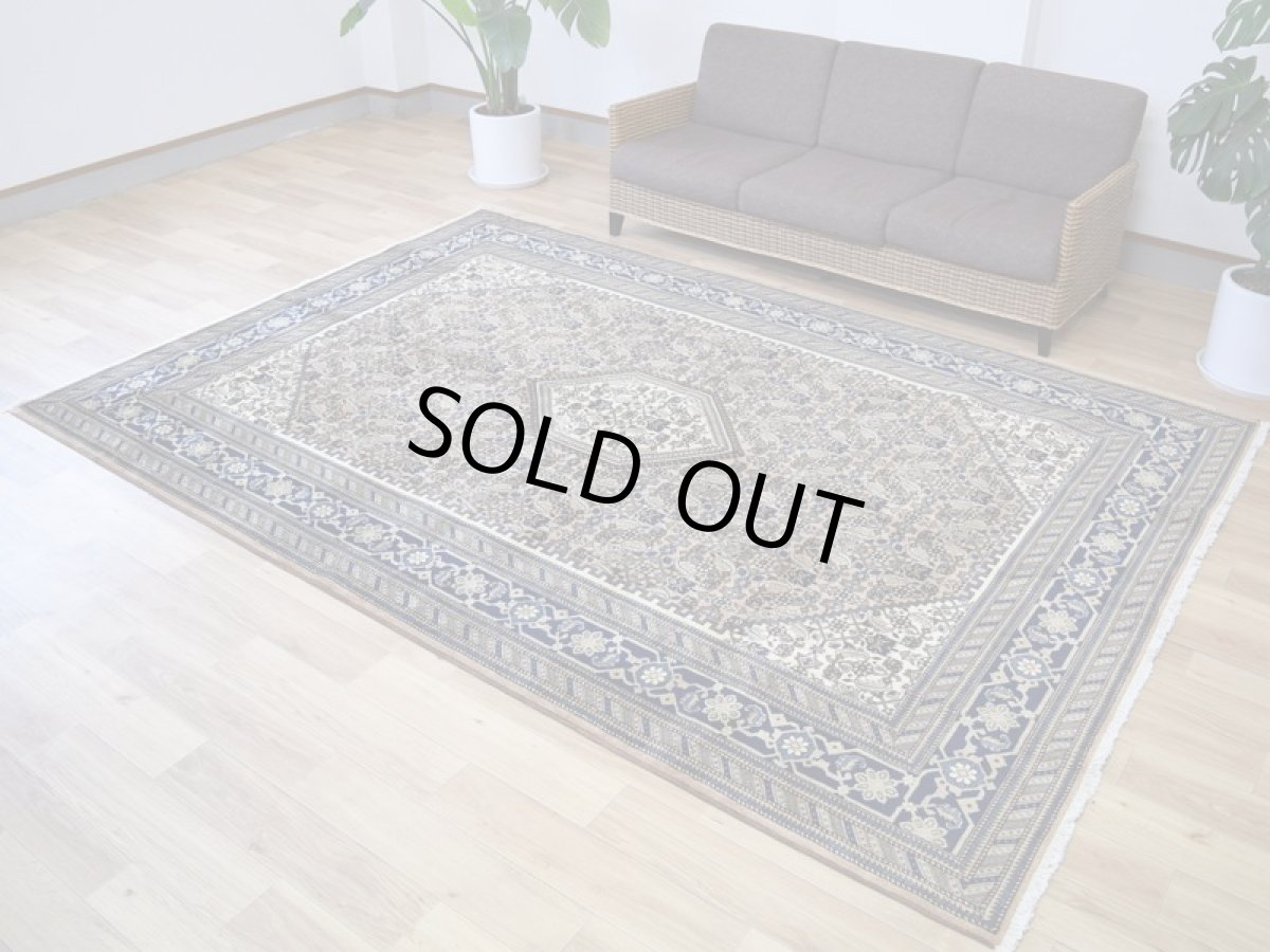 画像3: 良品 ペルシャ 絨毯 アルデビル 産 縦3m 横2m 6㎡ 〜6帖程度 リビング ダイニング 3人掛けソファ コーナーソファ 大判 サイズ 300 x 207 cm No.R383 天然 ウール 手織り トライバル ラグ 敷物 マット カーペット ヘラティ総柄 ライトブラウン ベージュ ブルー ネイビー ヴィンテージ ビンテージ b-r383-300207h083a005 (3)