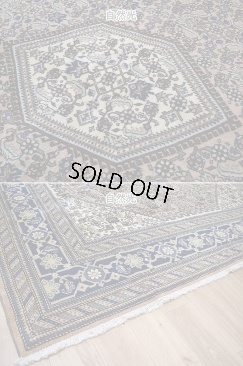画像10: 良品 ペルシャ 絨毯 アルデビル 産 縦3m 横2m 6㎡ 〜6帖程度 リビング ダイニング 3人掛けソファ コーナーソファ 大判 サイズ 300 x 207 cm No.R383 天然 ウール 手織り トライバル ラグ 敷物 マット カーペット ヘラティ総柄 ライトブラウン ベージュ ブルー ネイビー ヴィンテージ ビンテージ b-r383-300207h083a005 (10)