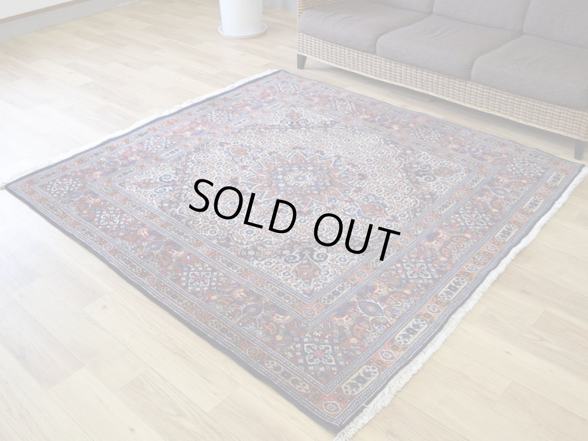 画像2: 良品 ペルシャ 絨毯 ムード 産 縦2m 横2m 3.5㎡ ~2-3帖 正方形 スクエアタイプ リビング ダイニング 2-3人掛けソファ サイズ 190 x 180 cm No.R350 ウール 手織り ハンドメイド トライバル ラグ カーペット ネイビー 茶 生成り マヒ柄 ヘラティ模様 b-r350-190180h052-033 (2)