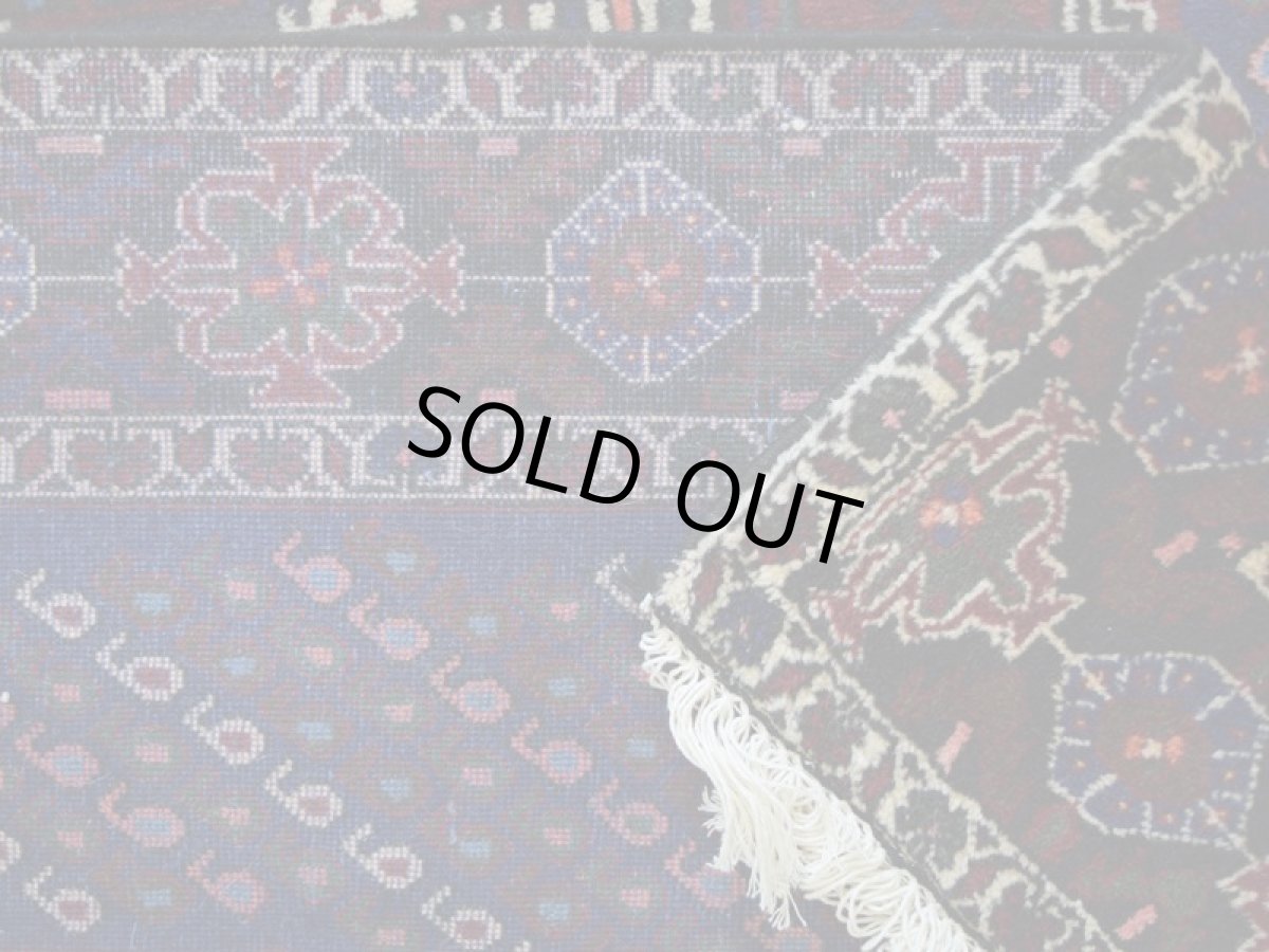 画像14: 良品 ペルシャ 部族絨毯  シャハレババク 縦2.1m 横1.6m 3.3㎡ 〜2帖 リビング ダイニング 2〜3人掛けソファ サイズ 207 x 155 cm No.P475 天然 ウール 手織り ハンドメイド トライバル ラグ 部族絨毯 マット カーペット ボテ 幾何学模様 民族柄 ネイビー ブラウン ギャッベ(ギャベ)をお探しの方にもお勧めです ab-p475-207155h053p (14)