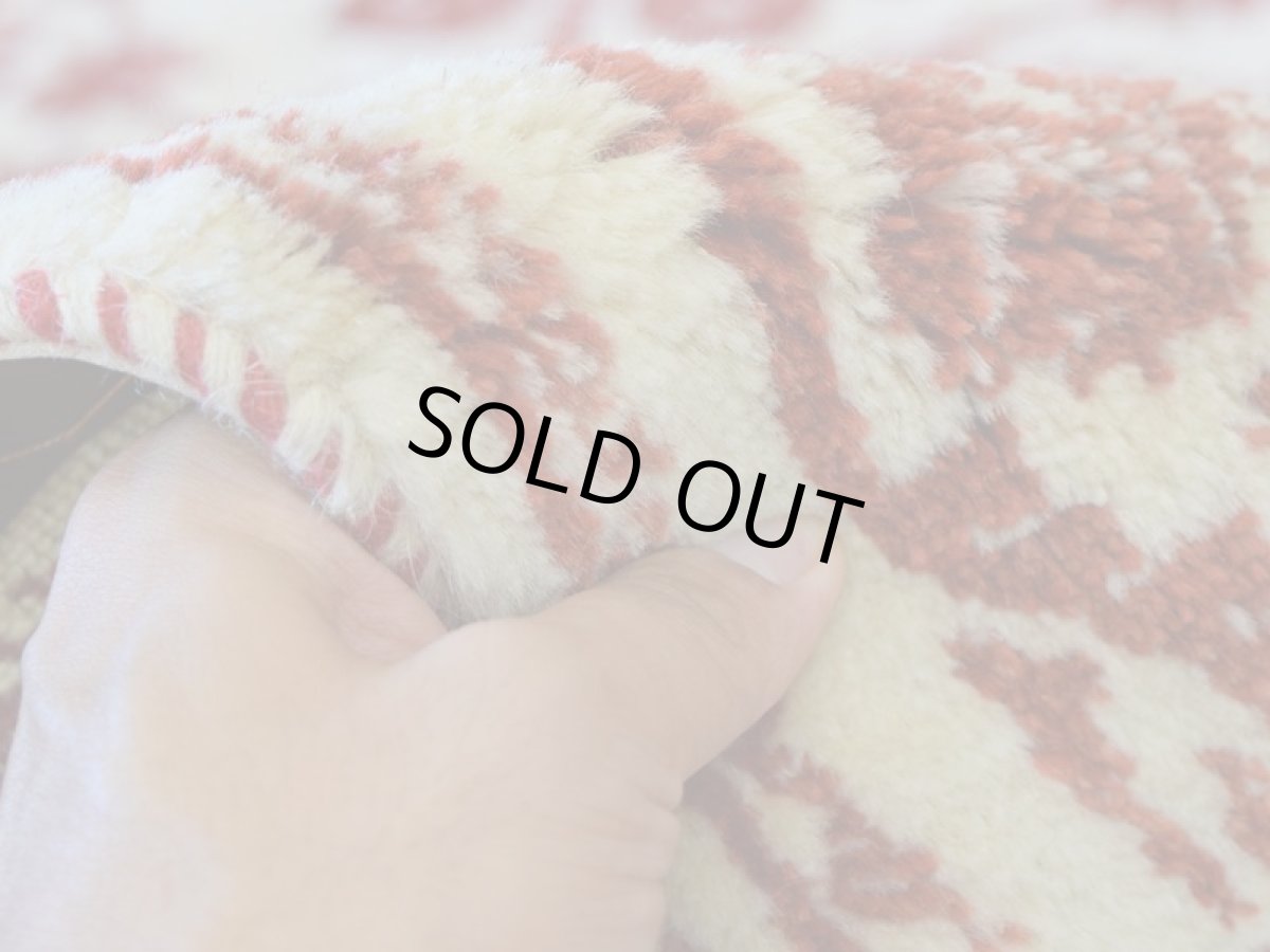 画像12: 新品 ペルシャ ギャッベ 縦2.5m 横1.7m 4㎡ 〜2-3帖程度 リビング ダイニング 2-3人掛けソファ サイズ 239 × 162 cm No.A622 肉厚 リーズバフト ウール 手織りギャベ  ハンドメイド ラグ 絨毯 カーペット 生成り クリーム 赤 リビングダイニングルームやベッドサイドに n-a622-239162s048-529 (12)