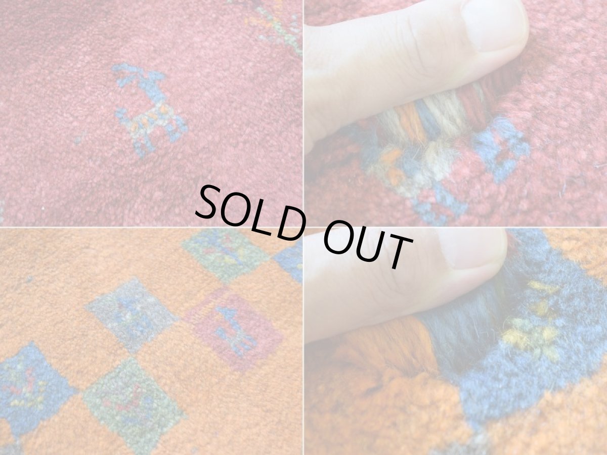画像14: 新品 ペルシャ ギャッベ 縦2.5m 横2m 5㎡ 〜3帖 リビング ダイニング 2-3人掛けソファ サイズ 246 × 203 cm No.2206 肉厚 ウール ギャベ 手織り ハンドメイド ラグ 絨毯 カーペット リビングダイニングルームやベッドサイドに イエロー オレンジ 赤 青 マルチカラー 動物 生命の樹柄 ボーダーデザイン n-2206-246203s006p (14)