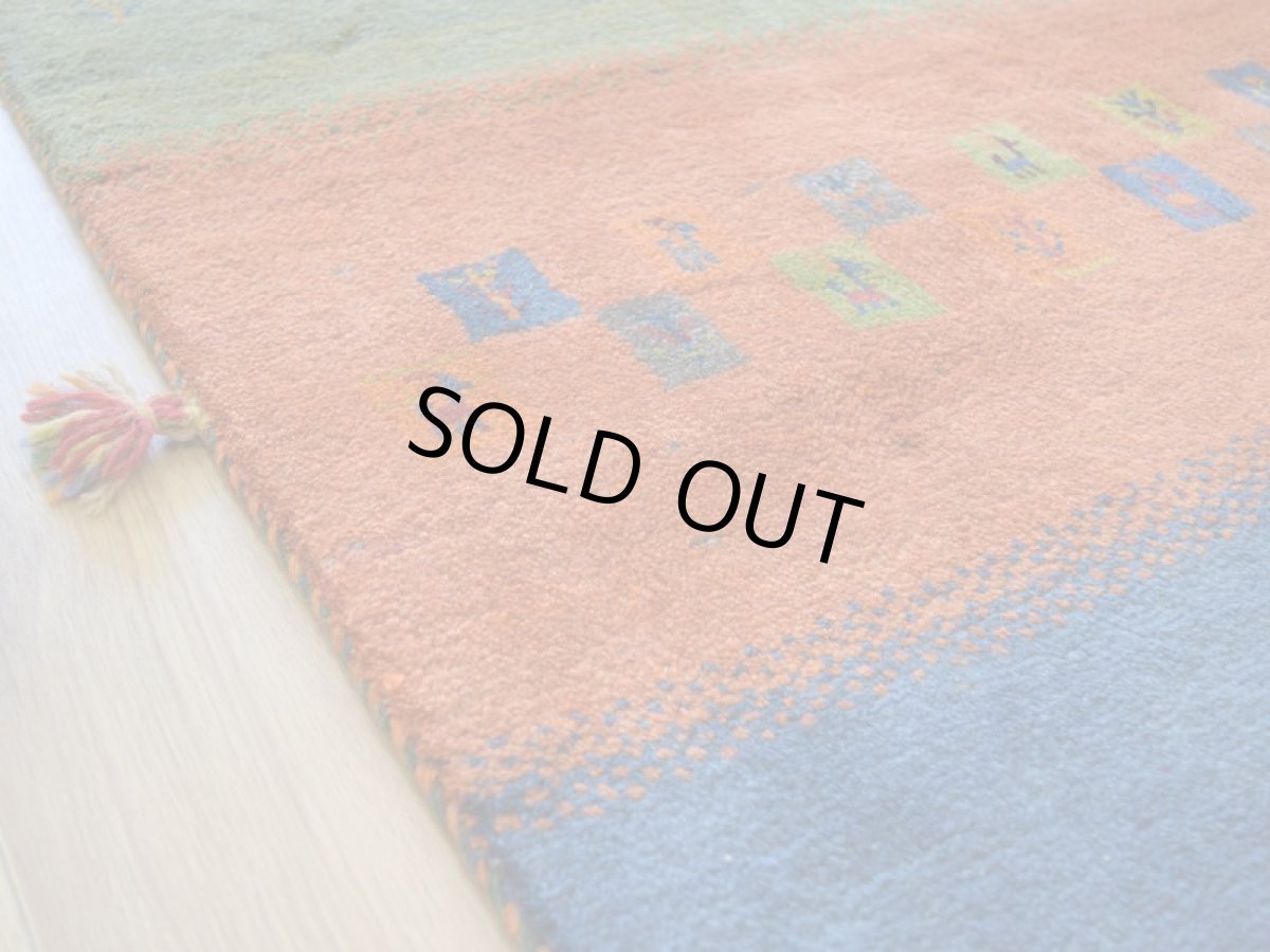 画像10: 新品 ペルシャ ギャッベ 縦2.5m 横2m 5㎡ 〜3帖 リビング ダイニング 2-3人掛けソファ サイズ 246 × 203 cm No.2206 肉厚 ウール ギャベ 手織り ハンドメイド ラグ 絨毯 カーペット リビングダイニングルームやベッドサイドに イエロー オレンジ 赤 青 マルチカラー 動物 生命の樹柄 ボーダーデザイン n-2206-246203s006p (10)
