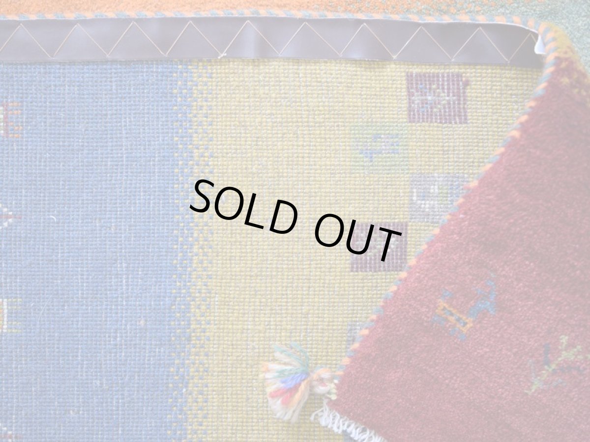 画像13: 新品 ペルシャ ギャッベ 縦2.5m 横2m 5㎡ 〜3帖 リビング ダイニング 2-3人掛けソファ サイズ 246 × 203 cm No.2206 肉厚 ウール ギャベ 手織り ハンドメイド ラグ 絨毯 カーペット リビングダイニングルームやベッドサイドに イエロー オレンジ 赤 青 マルチカラー 動物 生命の樹柄 ボーダーデザイン n-2206-246203s006p (13)