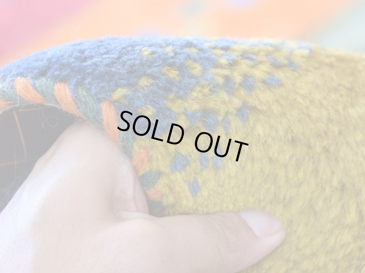 画像11: 新品 ペルシャ ギャッベ 縦2.5m 横2m 5㎡ 〜3帖 リビング ダイニング 2-3人掛けソファ サイズ 246 × 203 cm No.2206 肉厚 ウール ギャベ 手織り ハンドメイド ラグ 絨毯 カーペット リビングダイニングルームやベッドサイドに イエロー オレンジ 赤 青 マルチカラー 動物 生命の樹柄 ボーダーデザイン n-2206-246203s006p (11)