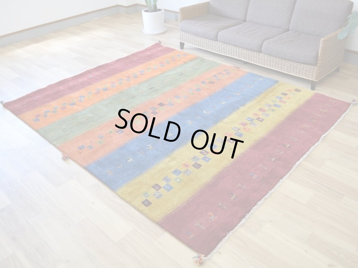 画像2: 新品 ペルシャ ギャッベ 縦2.5m 横2m 5㎡ 〜3帖 リビング ダイニング 2-3人掛けソファ サイズ 246 × 203 cm No.2206 肉厚 ウール ギャベ 手織り ハンドメイド ラグ 絨毯 カーペット リビングダイニングルームやベッドサイドに イエロー オレンジ 赤 青 マルチカラー 動物 生命の樹柄 ボーダーデザイン n-2206-246203s006p (2)
