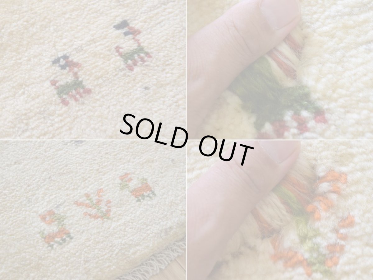 画像17: 新品 ペルシャ ギャッベ 縦2.5m 横2m 5㎡ 〜3帖 リビング ダイニング 2-3人掛けソファ サイズ 248 × 200 cm No.2207 肉厚 ウール ギャベ 手織り ハンドメイド ラグ 絨毯 カーペット リビングダイニングルームやベッドサイドに 生成り クリーム オフホワイト グレー 原毛系 動物 生命の樹柄 n-2207-248200s006p (17)