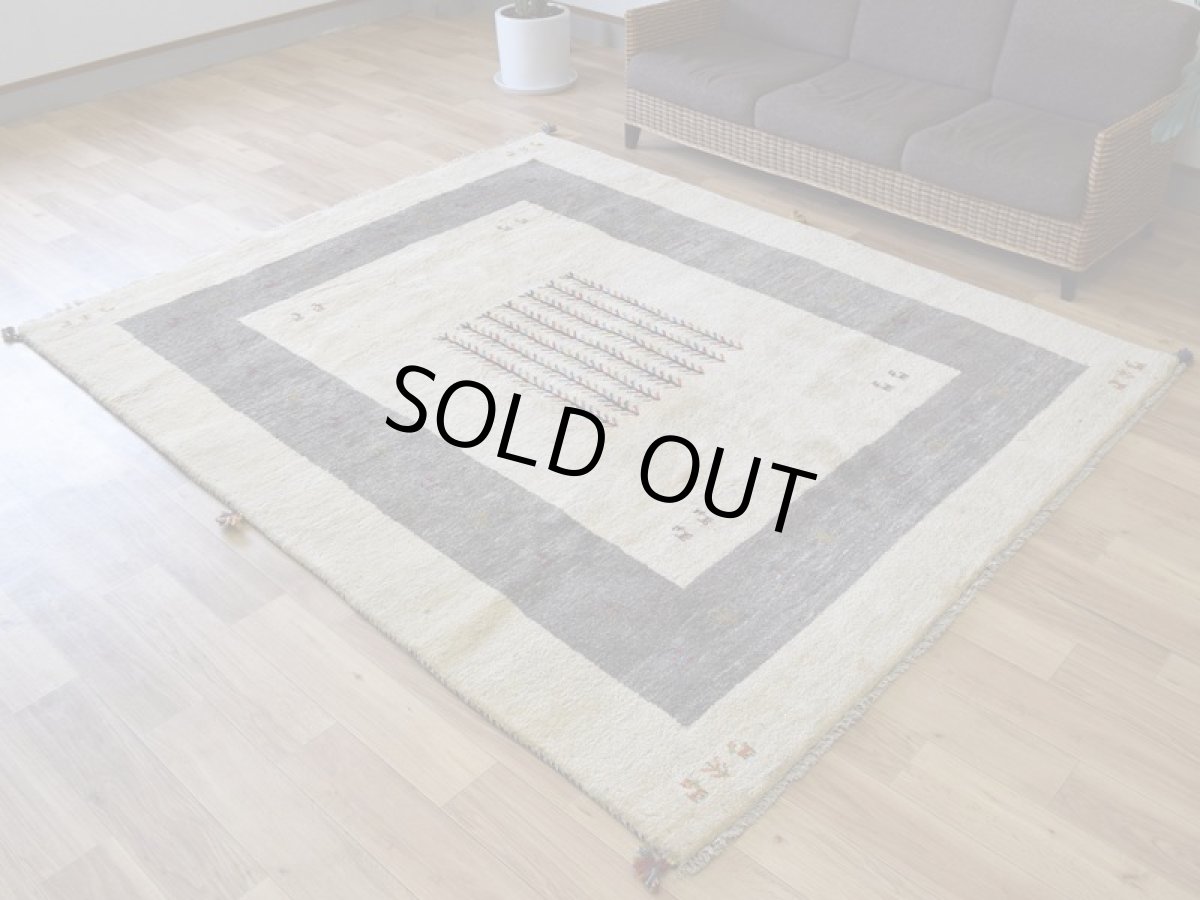画像2: 新品 ペルシャ ギャッベ 縦2.5m 横2m 5㎡ 〜3帖 リビング ダイニング 2-3人掛けソファ サイズ 248 × 200 cm No.2207 肉厚 ウール ギャベ 手織り ハンドメイド ラグ 絨毯 カーペット リビングダイニングルームやベッドサイドに 生成り クリーム オフホワイト グレー 原毛系 動物 生命の樹柄 n-2207-248200s006p (2)