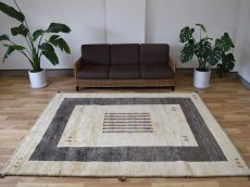 画像1: 新品 ペルシャ ギャッベ 縦2.5m 横2m 5㎡ 〜3帖 リビング ダイニング 2-3人掛けソファ サイズ 248 × 200 cm No.2207 肉厚 ウール ギャベ 手織り ハンドメイド ラグ 絨毯 カーペット リビングダイニングルームやベッドサイドに 生成り クリーム オフホワイト グレー 原毛系 動物 生命の樹柄 n-2207-248200s006p (1)