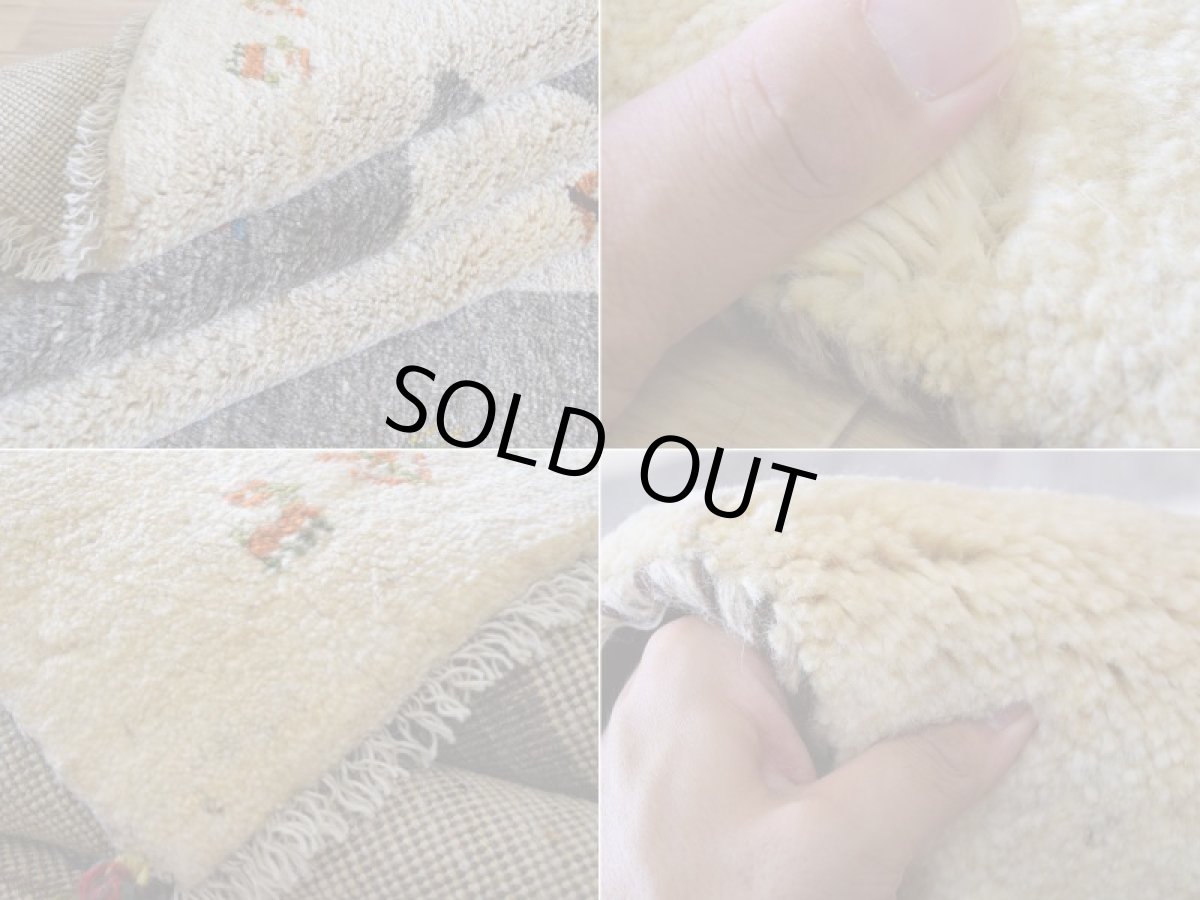 画像18: 新品 ペルシャ ギャッベ 縦2.5m 横2m 5㎡ 〜3帖 リビング ダイニング 2-3人掛けソファ サイズ 248 × 200 cm No.2207 肉厚 ウール ギャベ 手織り ハンドメイド ラグ 絨毯 カーペット リビングダイニングルームやベッドサイドに 生成り クリーム オフホワイト グレー 原毛系 動物 生命の樹柄 n-2207-248200s006p (18)