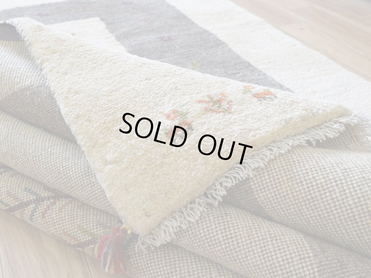 画像13: 新品 ペルシャ ギャッベ 縦2.5m 横2m 5㎡ 〜3帖 リビング ダイニング 2-3人掛けソファ サイズ 248 × 200 cm No.2207 肉厚 ウール ギャベ 手織り ハンドメイド ラグ 絨毯 カーペット リビングダイニングルームやベッドサイドに 生成り クリーム オフホワイト グレー 原毛系 動物 生命の樹柄 n-2207-248200s006p (13)