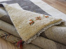 画像13: 新品 ペルシャ ギャッベ 縦2.5m 横2m 5㎡ 〜3帖 リビング ダイニング 2-3人掛けソファ サイズ 248 × 200 cm No.2207 肉厚 ウール ギャベ 手織り ハンドメイド ラグ 絨毯 カーペット リビングダイニングルームやベッドサイドに 生成り クリーム オフホワイト グレー 原毛系 動物 生命の樹柄 n-2207-248200s006p (13)